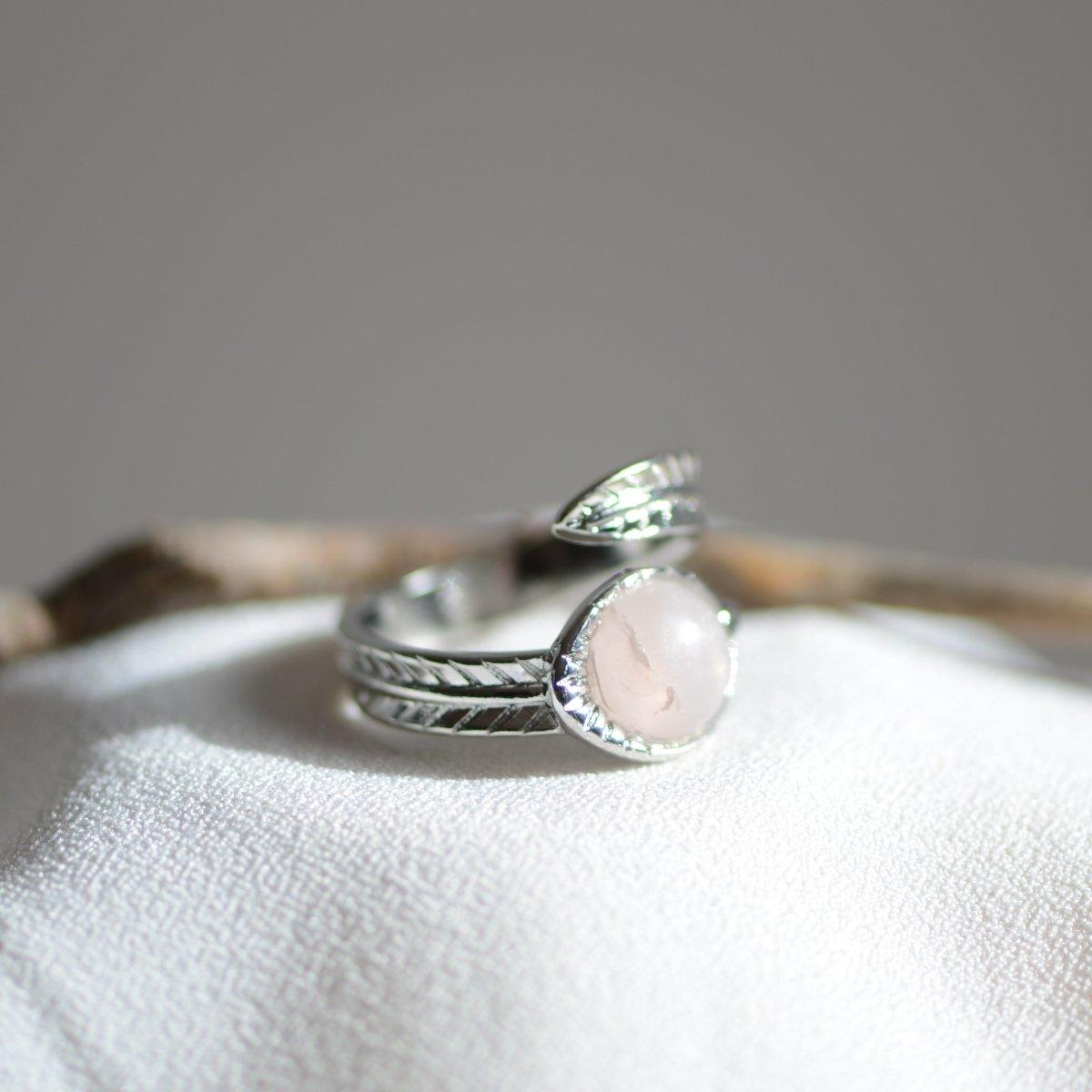 Bague "Amour" Feuille en Quartz Rose (réglable) - lespierresdubienetre