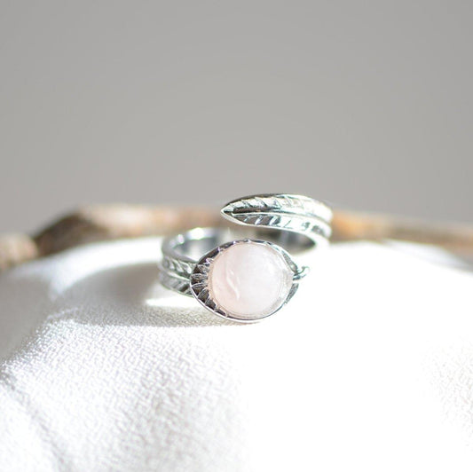 Bague "Amour" Feuille en Quartz Rose (réglable) - lespierresdubienetre