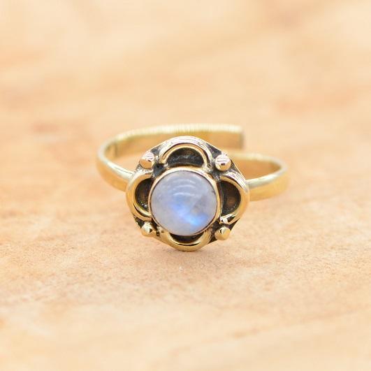 Bague "Féminité" fleur en Pierre de Lune (Réglable) - lespierresdubienetre