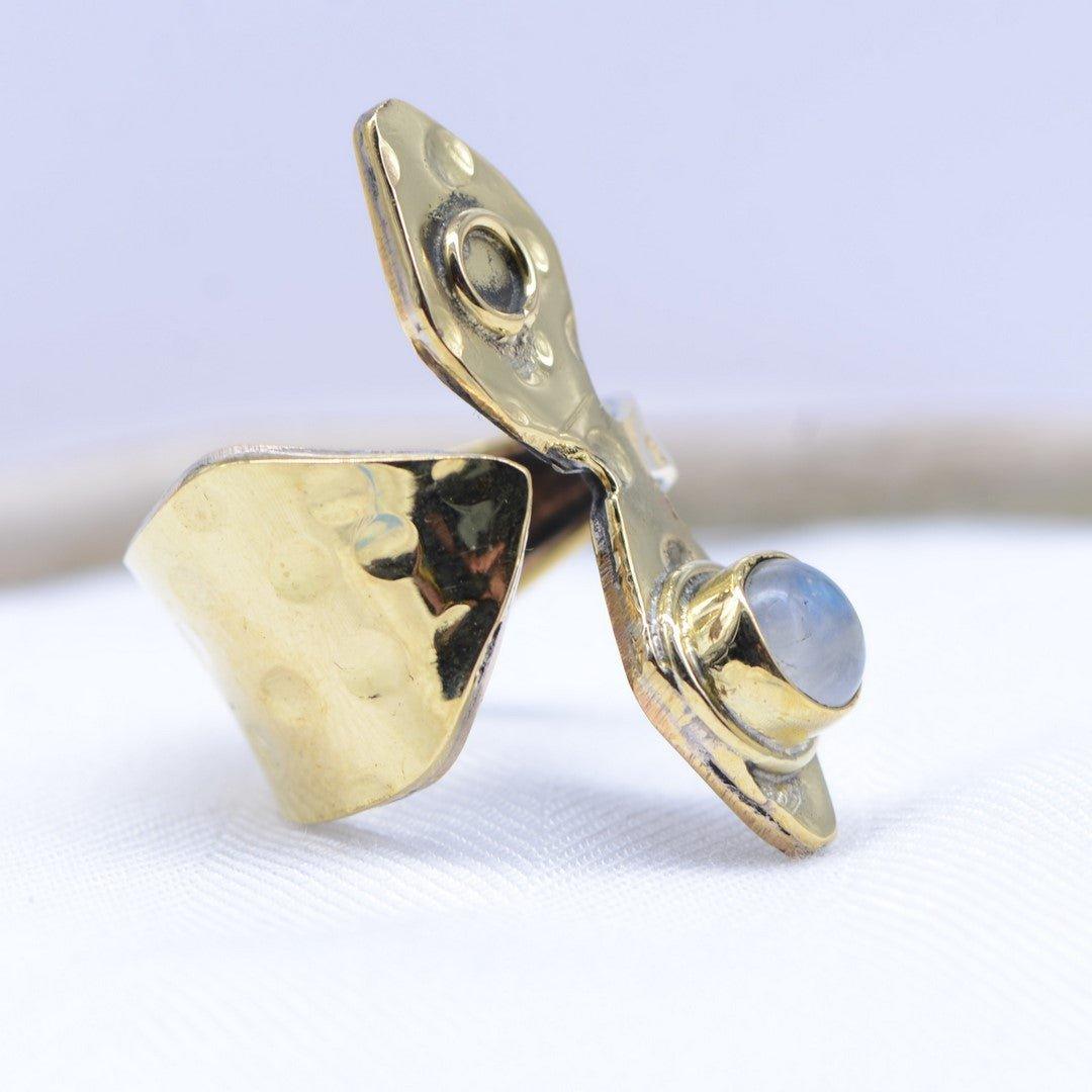 Bague "Féminité" losange en Pierre de Lune (réglable) - lespierresdubienetre