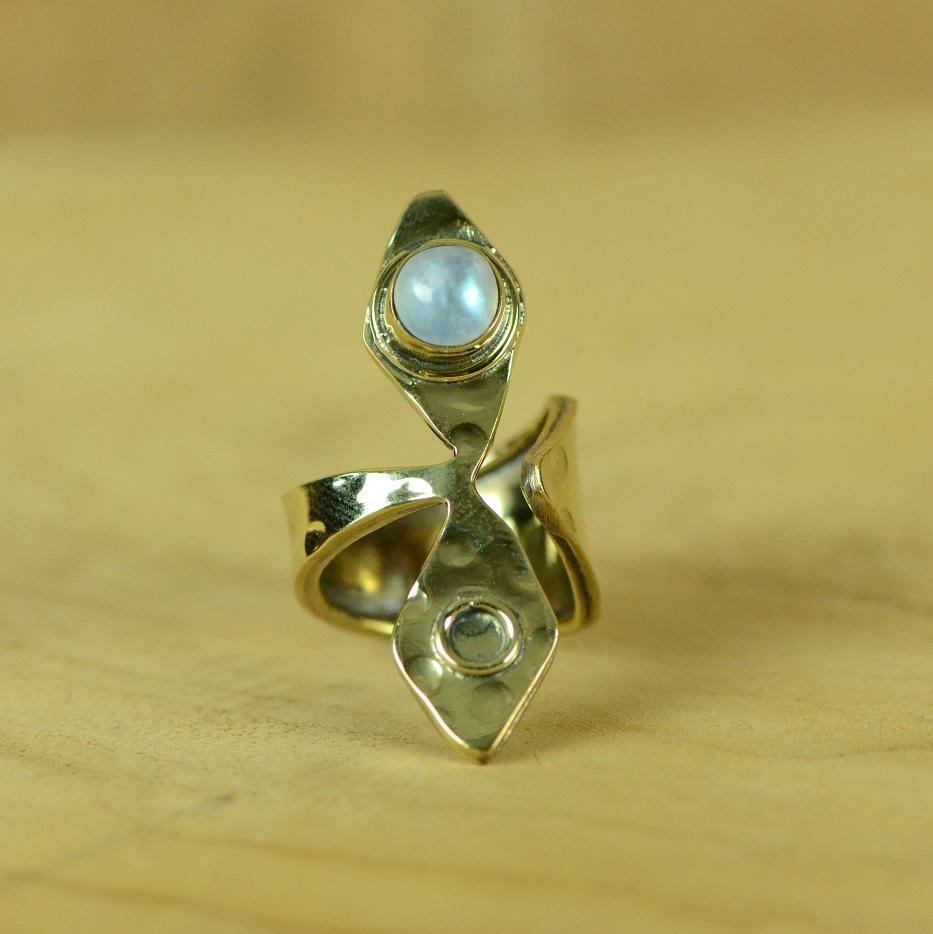 Bague "Féminité" losange en Pierre de Lune (réglable) - lespierresdubienetre