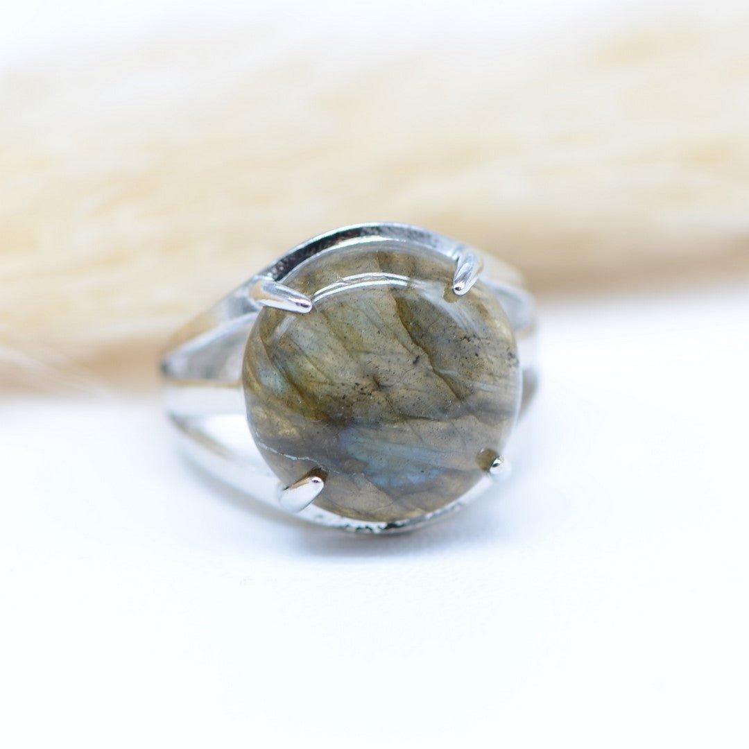 Bague "Protection" Cabochon ronde en Labradorite (réglable) - lespierresdubienetre