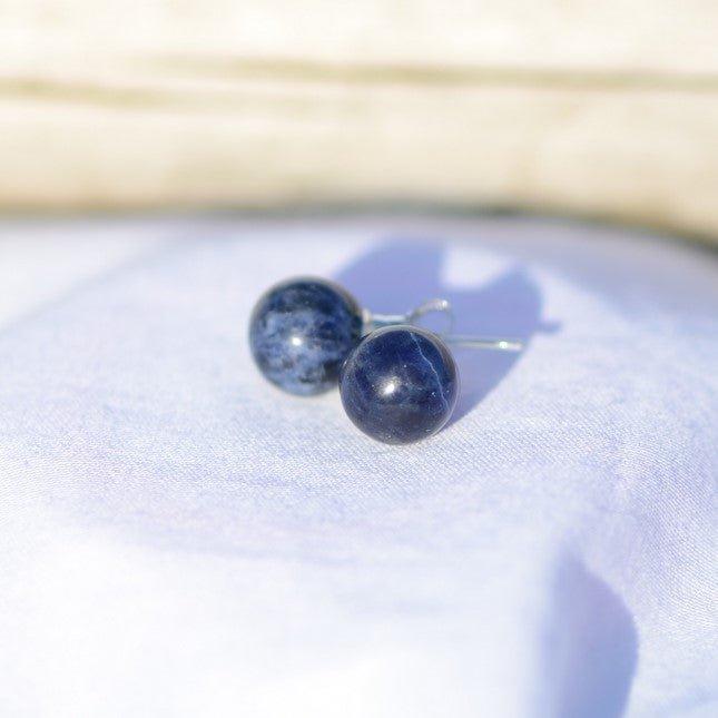 Boucles d'oreilles "Maitrise" en Sodalite (Argent 925) - lespierresdubienetre