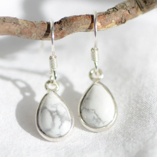 Boucles d'oreilles "Patience" en Howlite Goutte (Argent 925) - lespierresdubienetre