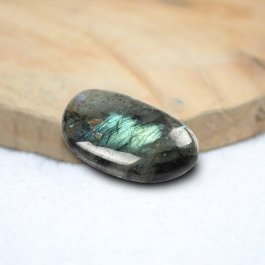 Galet "Protection" en Labradorite - lespierresdubienetre