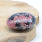 Galet "Soin" en Rhodonite - lespierresdubienetre