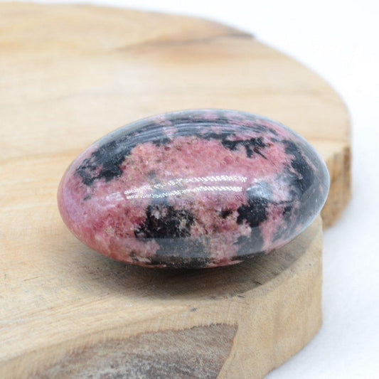 Galet "Soin" en Rhodonite - lespierresdubienetre