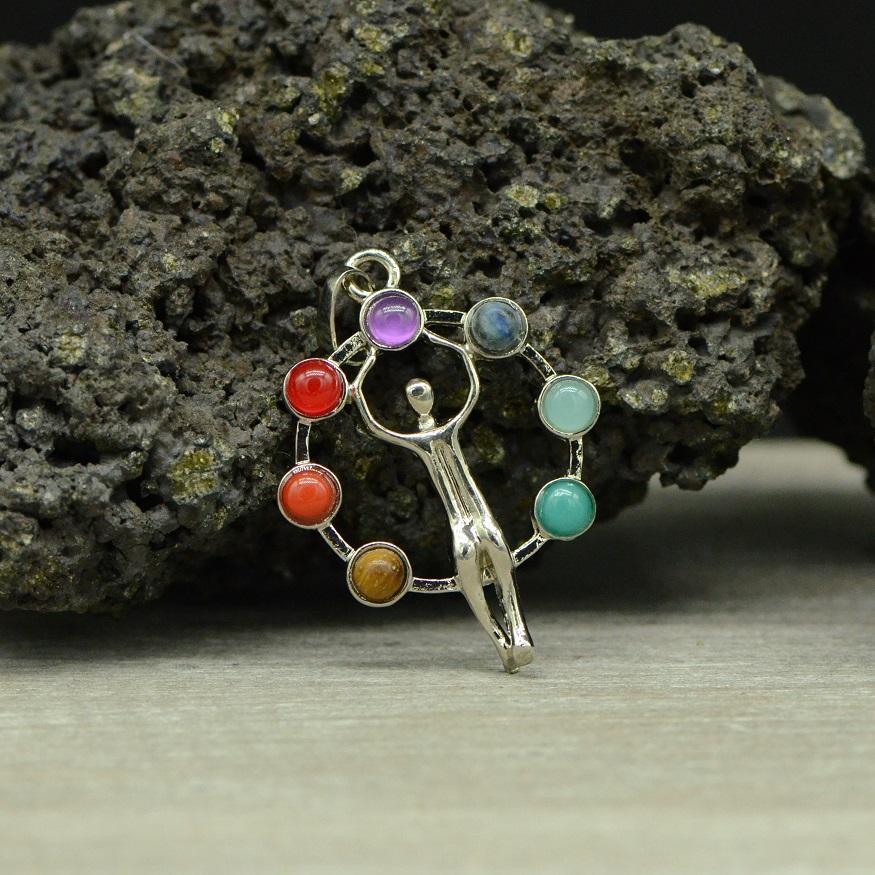 Pendentif "Vitruve" des 7 chakras - lespierresdubienetre